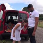 Mamuśki asiatique enculée à l’arrière de la camionnette [Full Video]