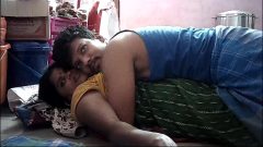 Indyjska żona domowa gorąco całuje się z mężem